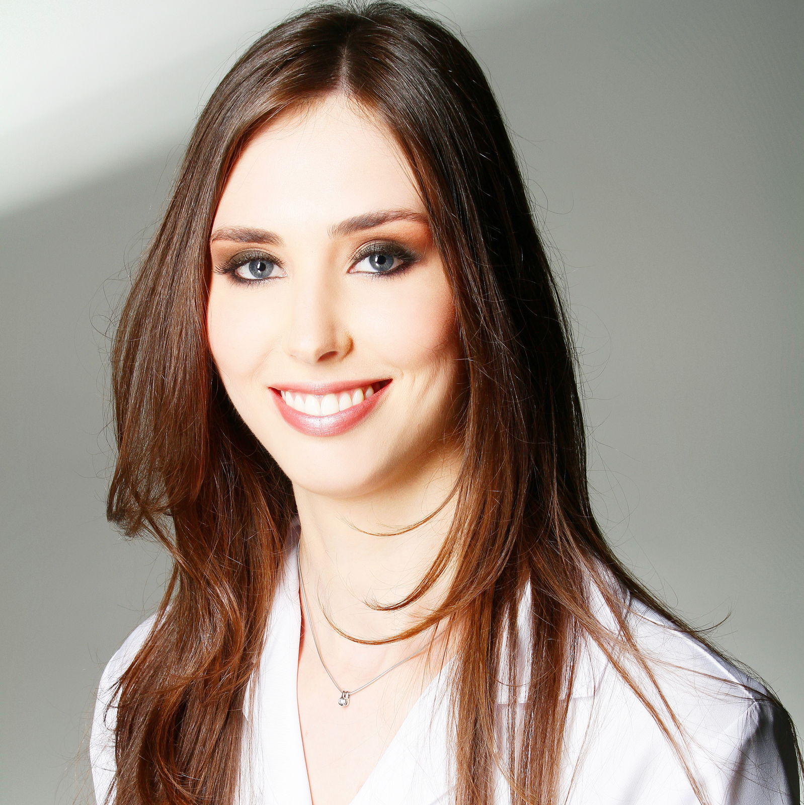 Dra. Karina Hübner. Dermatologistas em Curitiba
